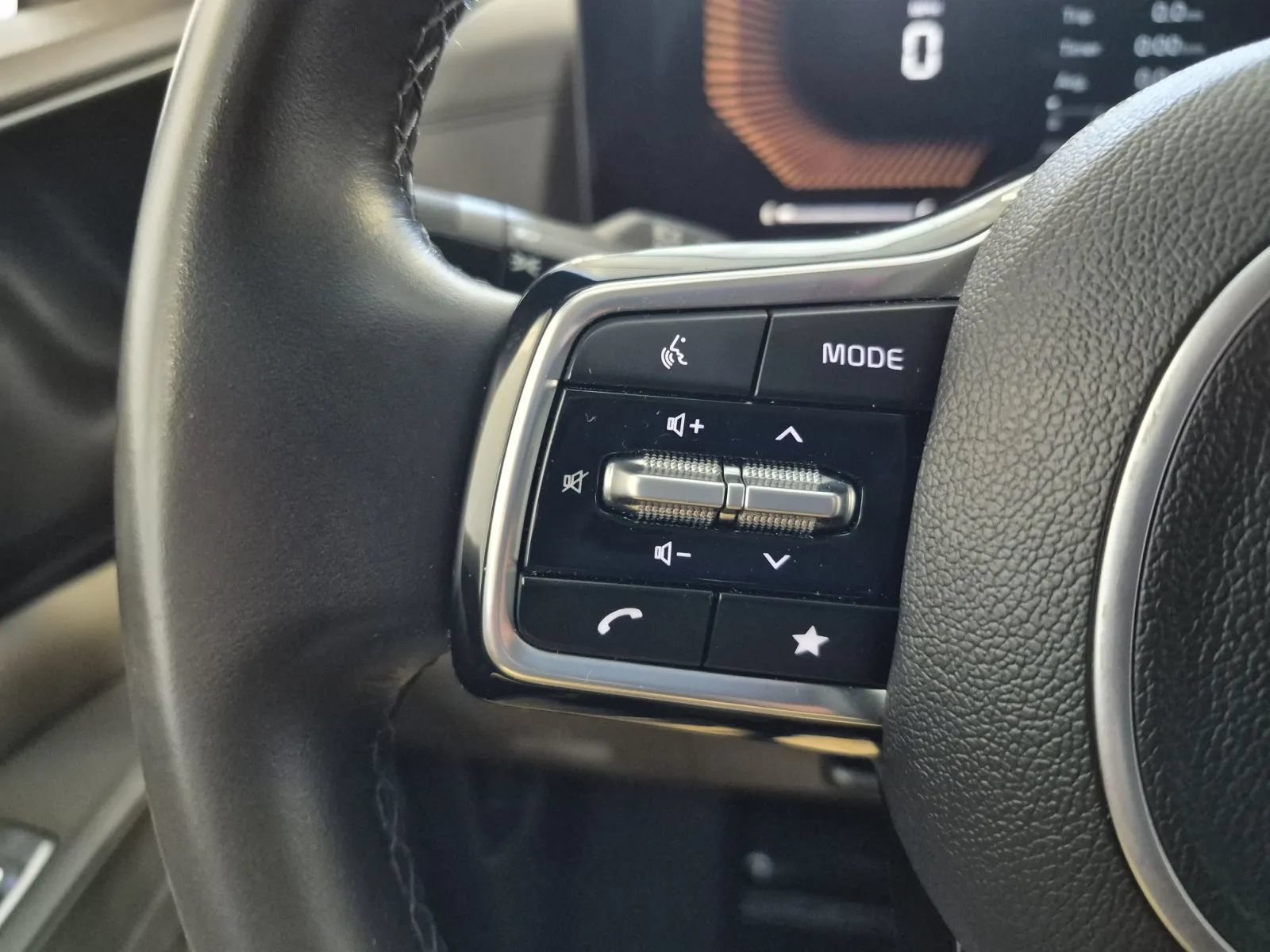 Used 2025 Kia Carnival FWD image 29