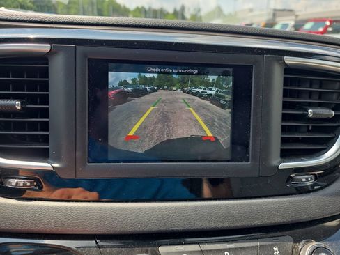 Used 2018 Chrysler Pacifica Touring-L FWD image 18