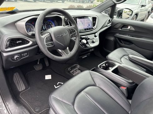 Used 2025 Chrysler Pacifica Select FWD image 7