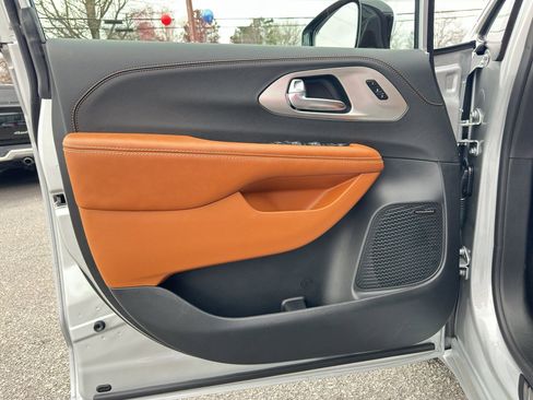 New 2026 Chrysler Pacifica Pinnacle image 23