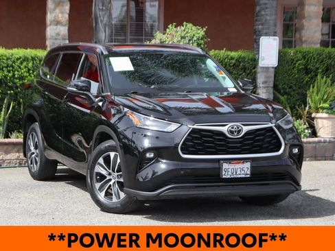Used 2021 Toyota Highlander XLE AWD/4WD image 2