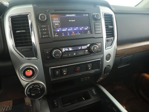 Used 2019 Nissan Titan SL image 14