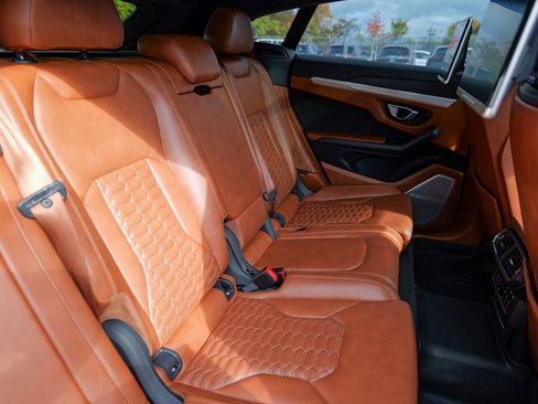 Used 2019 Lamborghini Urus Base image 32