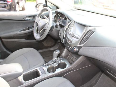 Used 2017 Chevrolet Cruze LT w/ Convenience Package FWD image 12