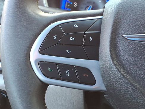 Used 2023 Chrysler Pacifica Touring-L image 14