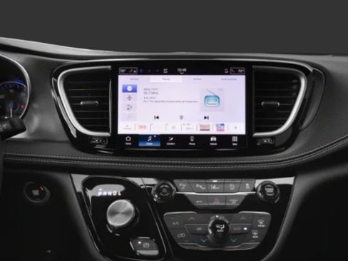 Used 2026 Chrysler Pacifica Limited FWD image 5