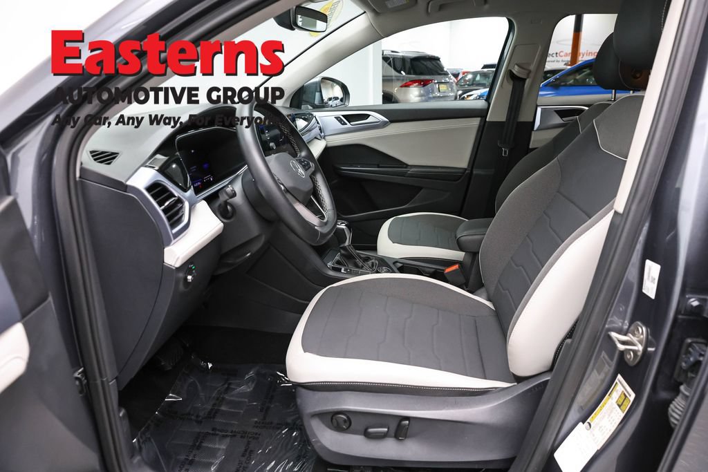 Used 2025 Volkswagen Taos SE AWD/4WD image 15