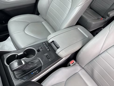 Used 2021 Toyota Highlander XLE FWD image 23