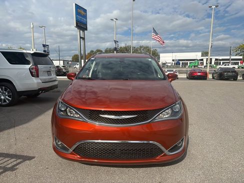 Used 2018 Chrysler Pacifica Touring-L image 7