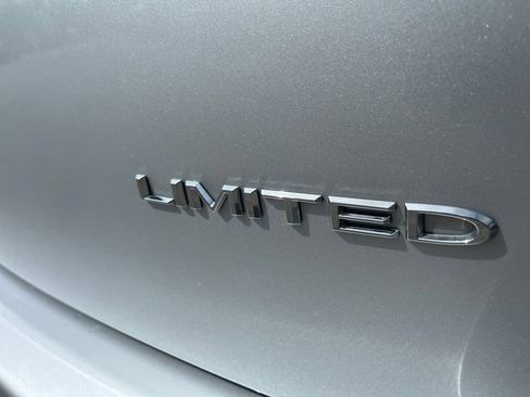 Used 2026 Chrysler Pacifica Limited FWD image 42