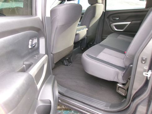 Used 2022 Nissan Titan SV image 14