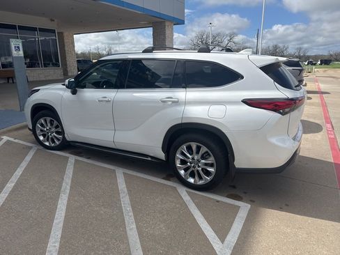 Used 2021 Toyota Highlander Limited image 2