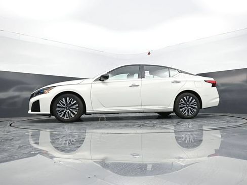 Used 2025 Nissan Altima 2.5 SV FWD image 43