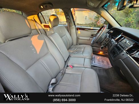 Used 2009 Lincoln Town Car Signature Limited image 12