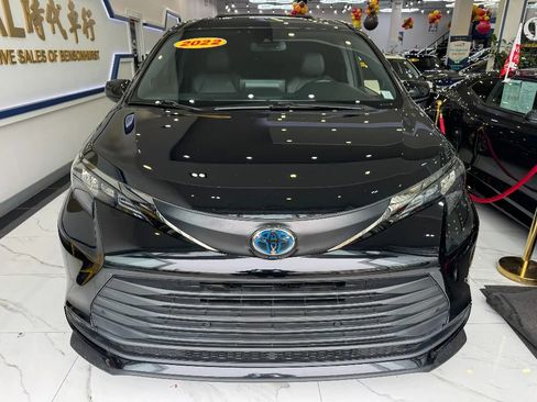 Used 2022 Toyota Sienna XLE Woodland Edition image 2