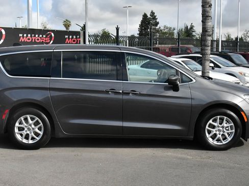 Used 2023 Chrysler Voyager LX image 9