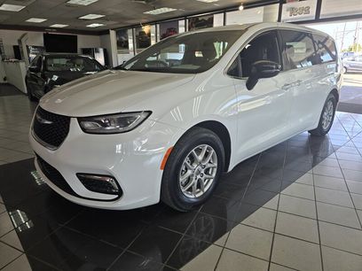 Used 2025 Chrysler Pacifica Select