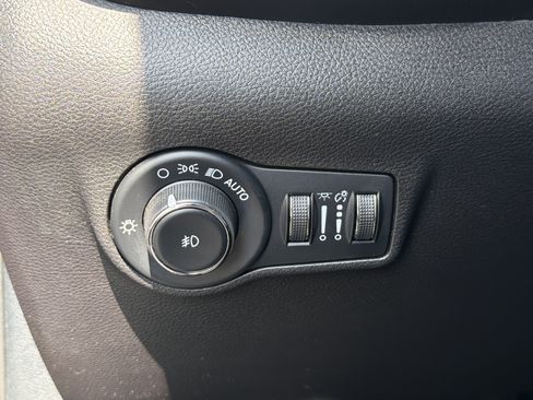 Used 2023 Jeep Compass Latitude AWD/4WD image 37