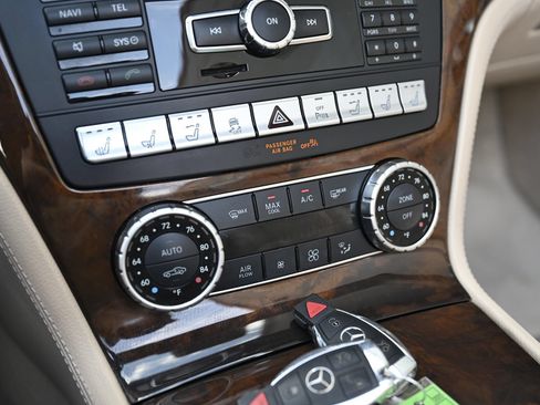 Used 2013 Mercedes-Benz SL 550 image 40