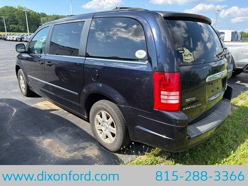 Used 2010 Chrysler Town & Country Touring Plus FWD image 3
