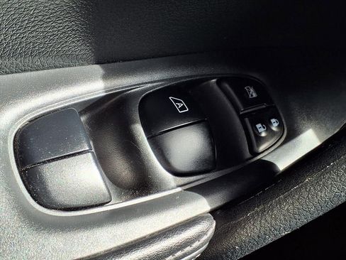 Used 2019 Nissan Rogue SV image 23