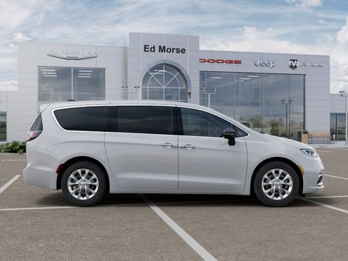 New 2026 Chrysler Pacifica Limited image 21