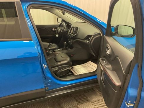 Used 2019 Jeep Cherokee Trailhawk w/ Cold Weather Group AWD/4WD image 22