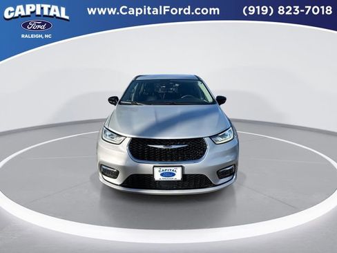 Used 2024 Chrysler Pacifica Touring-L image 3