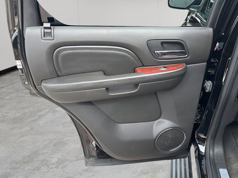 Used 2014 Cadillac Escalade Premium image 18