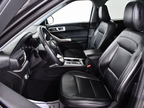 Used 2022 Ford Explorer XLT w/ Equipment Group 202A image 6