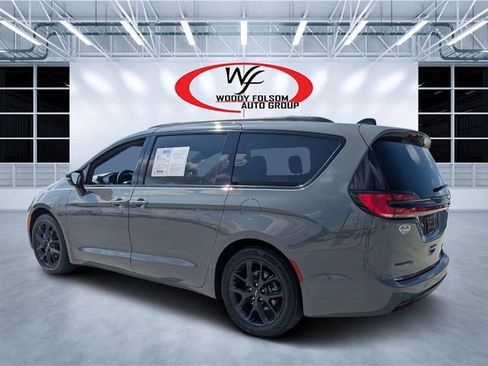 Used 2025 Chrysler Pacifica Limited FWD image 5