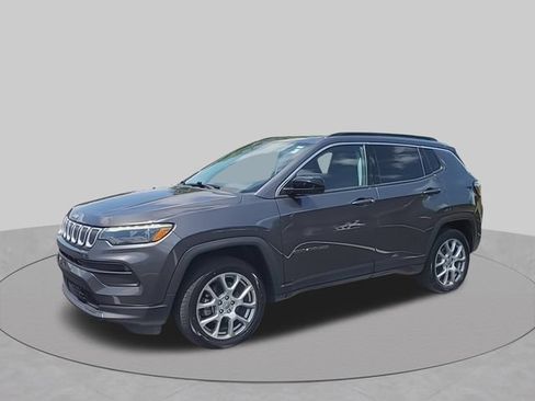 Used 2022 Jeep Compass Latitude w/ Sun and Sound Group AWD/4WD image 5