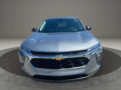 Used 2025 Chevrolet Trax LS FWD image 2