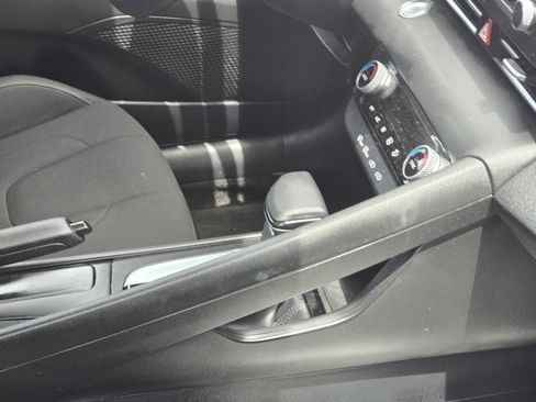 Used 2022 Hyundai Elantra SEL FWD image 11