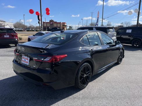 Used 2025 Toyota Camry SE image 4