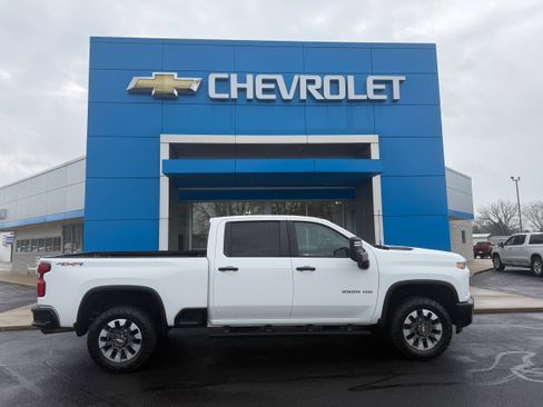 Used 2021 Chevrolet Silverado 2500 Custom w/ Custom Value Package image 1