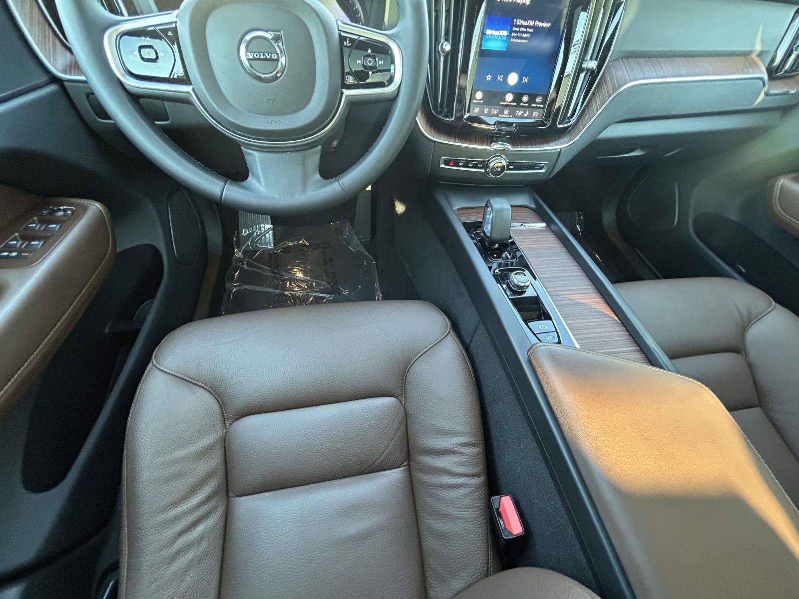 Certified 2024 Volvo XC60 B5 Plus AWD/4WD image 17