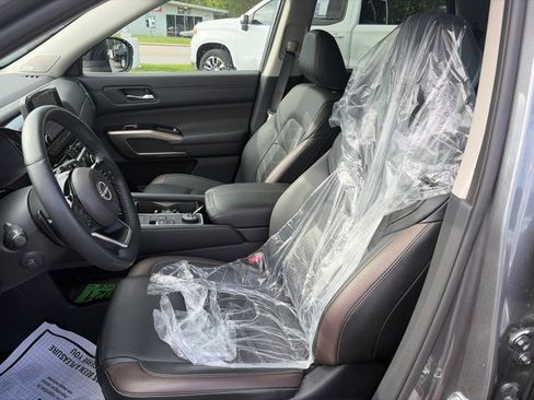 Used 2024 Nissan Pathfinder Platinum AWD/4WD image 27