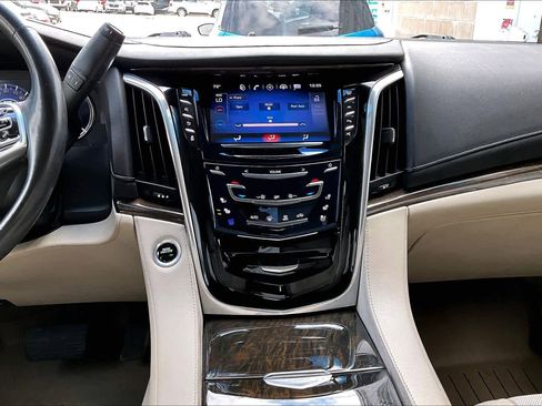 Used 2018 Cadillac Escalade Luxury image 6