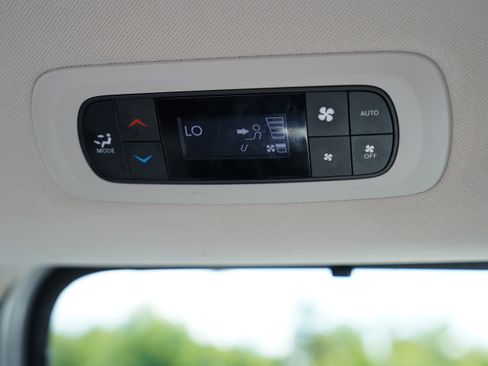 Used 2024 Chrysler Pacifica Touring-L FWD image 7