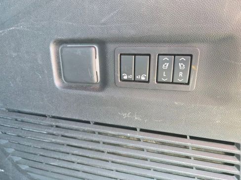 Used 2023 Chevrolet Suburban Premier image 13