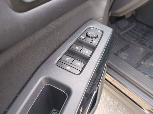 Used 2024 Nissan Pathfinder SV image 13