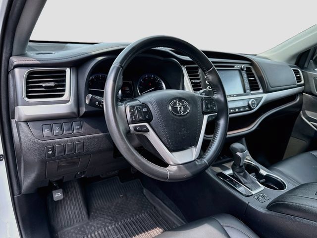 Used 2019 Toyota Highlander XLE AWD/4WD image 14