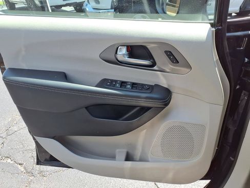 Used 2023 Chrysler Pacifica Touring-L FWD image 14