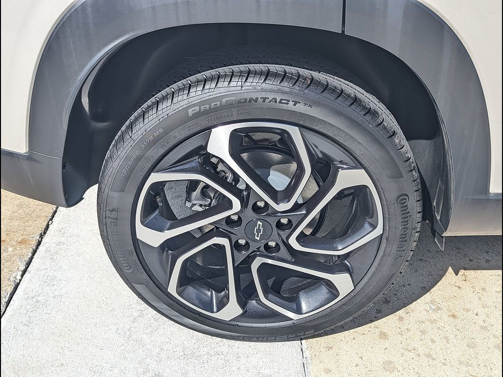Used 2026 Chevrolet Trax RS w/ Sunroof Package FWD image 16