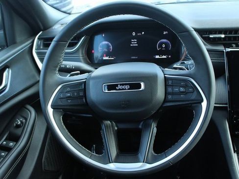 Used 2024 Jeep Grand Cherokee Laredo image 25