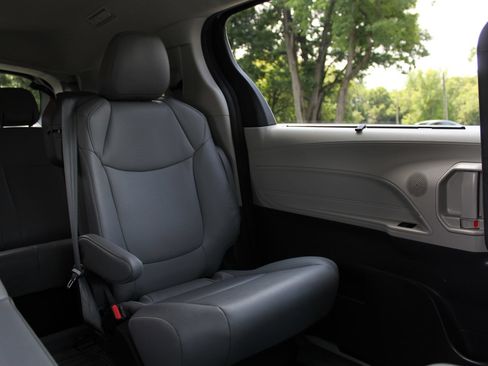 Used 2024 Toyota Sienna XLE FWD image 15