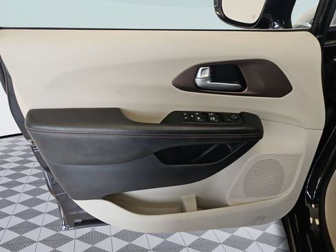 Used 2017 Chrysler Pacifica Touring-L FWD image 10