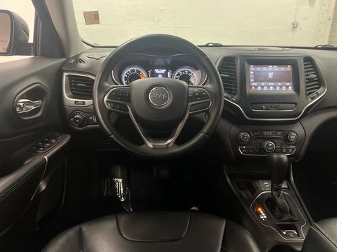 Used 2019 Jeep Cherokee Latitude Plus w/ Comfort/Convenience Group FWD image 16