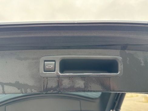 Used 2020 Toyota Highlander XLE AWD/4WD image 14